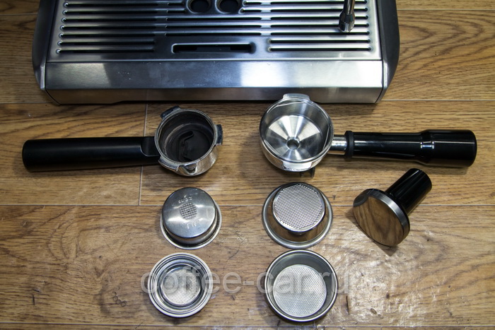 Слева рожок и фильтры от обычной бытовой кофеварки Bork - Krups, Справа рожок, фильтры и темпер кофеварки Bork C802 - претендующую на звание полупрофессиональной.